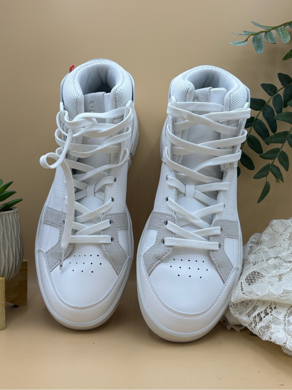 On The Roger High Top Sneakers Women’s 8.5 White Gray CloudTec